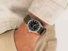 Hamilton Khaki Field Quartz Edelstahl 38mm schwarzes Zifferblatt grünes NATO-Textilband – Herrenuhren Uhr ohne Datum aus Edelstahl. Das Gehäuse ist rund und grau. Das Textilarmband ist grün. Das Zifferblatt ist ein Index in schwarz. – Ansicht 5