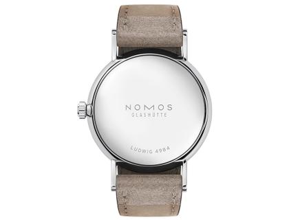 Nomos Glashütte Ludwig 33 Duo Handaufzug Edelstahl weißes Zifferblatt beiges Lederband – Damenuhren Uhr ohne Datum aus Edelstahl. Das Gehäuse ist rund und silber. Das Lederarmband ist beige. Das Zifferblatt ist römisch Index und weiß. – Ansicht 2