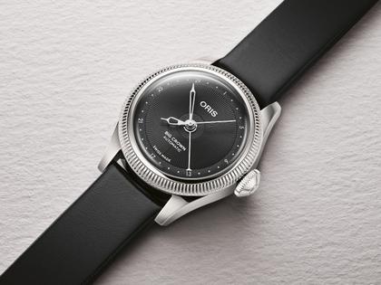 Oris Big Crown Pointer Date Automatik Edelstahl 29mm schwarzes Zifferblatt schwarzes Lederband – Damenuhren Uhr mit Datum aus Edelstahl. Das Gehäuse ist rund und silber. Das Lederarmband ist schwarz. Das Zifferblatt ist ohne Zeichen und schwarz. – Ansicht 3
