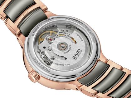 Rado Centrix Diamonds Automatik Edelstahl Roségold-PVD 35mm weißes Zifferblatt mit Brillanten Metallband – Damenuhren Uhr mit Datum aus Edelstahl, Keramik und PVD beschichtet. Das Gehäuse ist rund und roségold. Das Keramikarmband ist grau. Das Zifferblatt ist ein Index in weiß. – Ansicht 4