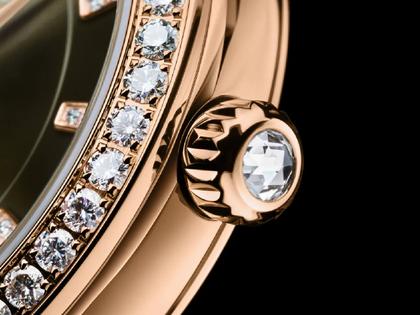 Glashütte Original Lady Serenade Luna Automatik Rotgold 32,5mm grünes Zifferblatt grünes Lederband – Damenuhren Uhr ohne Datum aus 750 Rotgold und Leder. Das Gehäuse ist rund und roségold. Das Lederarmband Kroko / Alligator ist grün. Das Zifferblatt ist ein Index in grün. – Ansicht 5