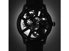 Maurice Lacroix Masterpiece Skeleton Label Noir Handaufzug Edelstahl Schwarz-DLC 43mm schwarzes Zifferblatt schwarzes Textilband – Herrenuhren Uhr ohne Datum aus DLC beschichtet, Edelstahl und PVD beschichtet. Das Gehäuse ist rund und schwarz. Das Textilarmband ist schwarz. Das Zifferblatt ist skelettiert und schwarz. – Ansicht 7