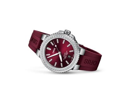 Oris Aquis Date Diamonds Automatik Edelstahl 41,5mm rotes ZIfferblatt rotes Kautschukband – Damenuhren Uhr mit Datum aus Edelstahl und Kautschuk. Das Gehäuse ist rund und silber. Das Kautschuk / Kunststoff / Silikon Armband ist rot. Das Zifferblatt ist ein Index in rot. – Ansicht 2