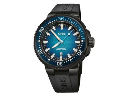 Oris Aquis Pro 1000M Automatik Titan Schwarz-PVD 49,5mm blaues Wellen-Zifferblatt blaues Kautschukband – Herrenuhren Uhr mit Datum aus Edelstahl, Kautschuk, PVD beschichtet und Titan. Das Gehäuse ist rund und schwarz. Das Kautschuk / Kunststoff / Silikon Armband ist blau. Das Zifferblatt ist ein Index in blau. – Ansicht 2