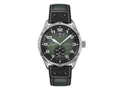 Junghans Meister Pilot Automatic Edelstahl 43mm grünes Zifferblatt schwarzes Lederband – Herrenuhren Uhr mit Datum aus Edelstahl und Leder. Das Gehäuse ist rund und grau. Das Lederarmband ist schwarz. Das Zifferblatt ist arabisch Index und grün.