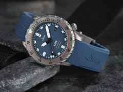 Sinn Spezialuhren U50 B Automatik U-Boot-Stahl 41mm blaues Zifferblatt blaues Textilband – Herrenuhren Uhr mit Datum aus Edelstahl und Metall. Das Gehäuse ist rund und grau. Das Textilarmband ist blau. Das Zifferblatt ist ein Index in blau. – Ansicht 6