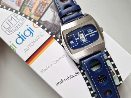 UMF Ruhla Scheibenuhr Automatik mit springender Stunde Edelstahl 41mm blaues Zifferblatt blaues Lederband limitiert – Herrenuhren Uhr ohne Datum aus Edelstahl, Keramik und Leder. Das Gehäuse ist tonneauform und silber. Das Lederarmband ist blau. Das Zifferblatt ist digital und blau. – Ansicht 3