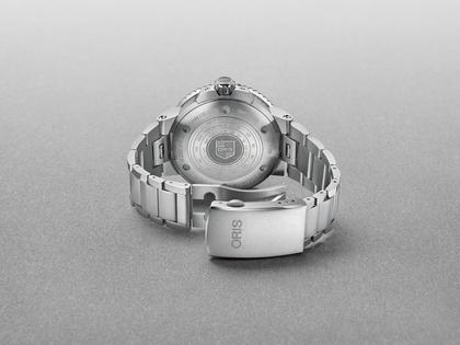 Oris Aquis Depth Gauge Automatik Edelstahl 46mm schwarzes Zifferblatt Metallband – Herrenuhren Uhr mit Datum aus Edelstahl. Das Gehäuse ist rund und silber. Das Edelstahlarmband ist silber. Das Zifferblatt ist ein Index in schwarz. – Ansicht 3