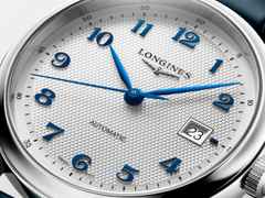 Longines Master Collection Automatik Edelstahl 41mm silbernes Zifferblatt blaues Lederband – Herrenuhren Uhr mit Datum aus Edelstahl und Leder. Das Gehäuse ist rund und silber. Das Lederarmband Kroko / Alligator ist blau. Das Zifferblatt ist arabisch und silber. – Ansicht 2