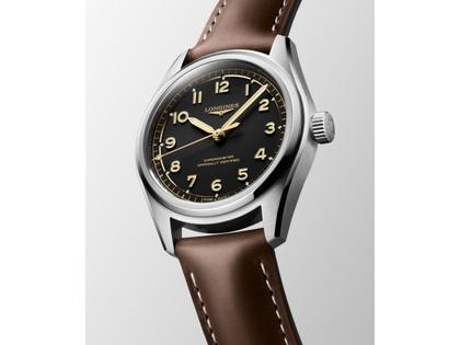 Longines Spirit Pilot Automatik Edelstahl 39mm schwarzes Zifferblatt braunes Lederband – Herrenuhren Uhr ohne Datum aus Edelstahl und Leder. Das Gehäuse ist rund und silber. Das Lederarmband ist braun. Das Zifferblatt ist arabisch und schwarz. – Ansicht 2