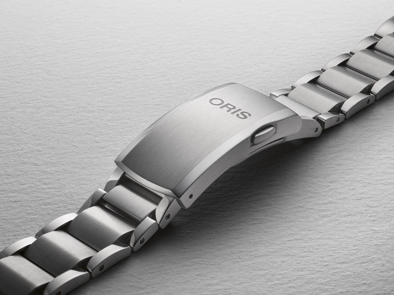 Oris Aquis Date Calibre 400 Automatik Edelstahl 43,5mm blaues Zifferblatt Metallband – Herrenuhren Uhr mit Datum aus Edelstahl und Keramik. Das Gehäuse ist rund und silber. Das Edelstahlarmband ist silber. Das Zifferblatt ist ein Index in blau. – Ansicht 5