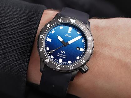 Sinn Spezialuhren U1 S Roller Limited Edition - Chemnitz Kulturhauptstadt2025 - Automatik U-Boot-Stahl 44mm blaues Zifferblatt schwarzes Kautschukband – Herrenuhren Uhr mit Datum aus Edelstahl, Kautschuk, Metall und PVD beschichtet. Das Gehäuse ist rund und schwarz. Das Kautschuk / Kunststoff / Silikon Armband ist schwarz. Das Zifferblatt ist ein Index in blau. – Ansicht 9