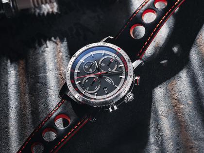 Mühle Glashütte Teutonia Sport I Chronograph Automatik Edelstahl 42mm schwarzes Zifferblatt schwarzes Lederband – Herrenuhren Chronograph aus Edelstahl, Kautschuk und Leder. Das Gehäuse ist rund und silber. Das Lederarmband ist schwarz. Das Zifferblatt ist ein Index in schwarz. – Ansicht 5