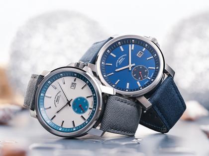 Mühle Glashütte 29er Big Kleine Sekunde Automatik Edelstahl 42,4mm weißes Zifferblatt graues Textilband – Herrenuhren Uhr mit Datum aus Edelstahl. Das Gehäuse ist rund und silber. Das Textilarmband ist grau. Das Zifferblatt ist ein Index in weiß. – Ansicht 3