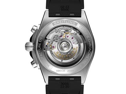 Breitling Chronomat B01 42 Automatik Edelstahl silbernes Zifferblatt schwarzes Kautschukband – Herrenuhren Chronograph aus Edelstahl. Das Gehäuse ist rund und silber. Das Kautschuk / Kunststoff / Silikon Armband ist schwarz. Das Zifferblatt ist ein Index in silber. – Ansicht 2