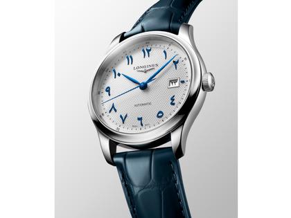 Longines Master Collection Arabic Dial Automatik Edelstahl 41mm silbernes Zifferblatt blaues Lederband – Herrenuhren Uhr mit Datum aus Edelstahl und Leder. Das Gehäuse ist rund und silber. Das Lederarmband Kroko / Alligator ist blau. Das Zifferblatt ist arabisch und silber. – Ansicht 3