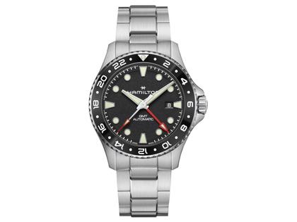 Hamilton Khaki Navy Scuba GMT Automatik Edelstahl 43mm schwarzes Zifferblatt Metallband – Herrenuhren Uhr mit Datum aus Edelstahl. Das Gehäuse ist rund und silber. Das Edelstahlarmband ist silber. Das Zifferblatt ist ein Index in schwarz.