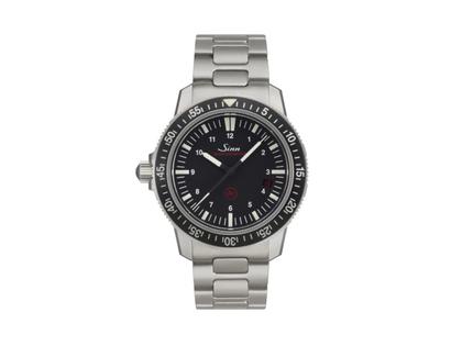 Herrenuhren Uhr mit Datum aus Edelstahl. Das Gehäuse ist rund und silber. Das Edelstahlarmband ist silber. Das Zifferblatt ist ein Index in schwarz.