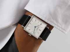 Nomos Glashütte Tetra 27 Duo Handaufzug Edelstahl 27mm weißes Zifferblatt schwarzes Lederband Stahlboden – Damenuhren Uhr ohne Datum aus Edelstahl und Leder. Das Gehäuse ist quadratisch und silber. Das Lederarmband ist schwarz. Das Zifferblatt ist arabisch Index und weiß. – Ansicht 7