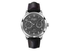 Glashütte Original Senator Observer Automatik Edelstahl 44mm graues Zifferblatt schwarzes Lederband – Herrenuhren Uhr mit Datum aus Edelstahl. Das Gehäuse ist rund und silber. Das Lederarmband ist schwarz. Das Zifferblatt ist arabisch und grau.