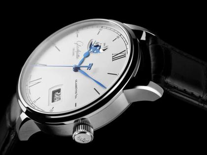 Glashütte Original Senator Excellence Panoramadatum Mondphase Automatik Edelstahl 40mm silberfarbenes Zifferblatt schwarzes Lederband – Herrenuhren Uhr mit Datum aus Edelstahl. Das Gehäuse ist rund und silber. Das Lederarmband Kroko / Alligator ist schwarz. Das Zifferblatt ist römisch Index und silber. – Ansicht 3