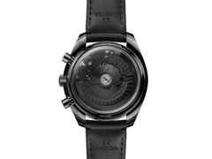 Omega Speedmaster Dark Side of the Moon Chronograph Automatik Keramik 44mm schwarzes Zifferblatt schwarzes Textilband – Herrenuhren Chronograph aus Keramik. Das Gehäuse ist rund und schwarz. Das Textilarmband ist schwarz. Das Zifferblatt ist ein Index in schwarz. – Ansicht 2