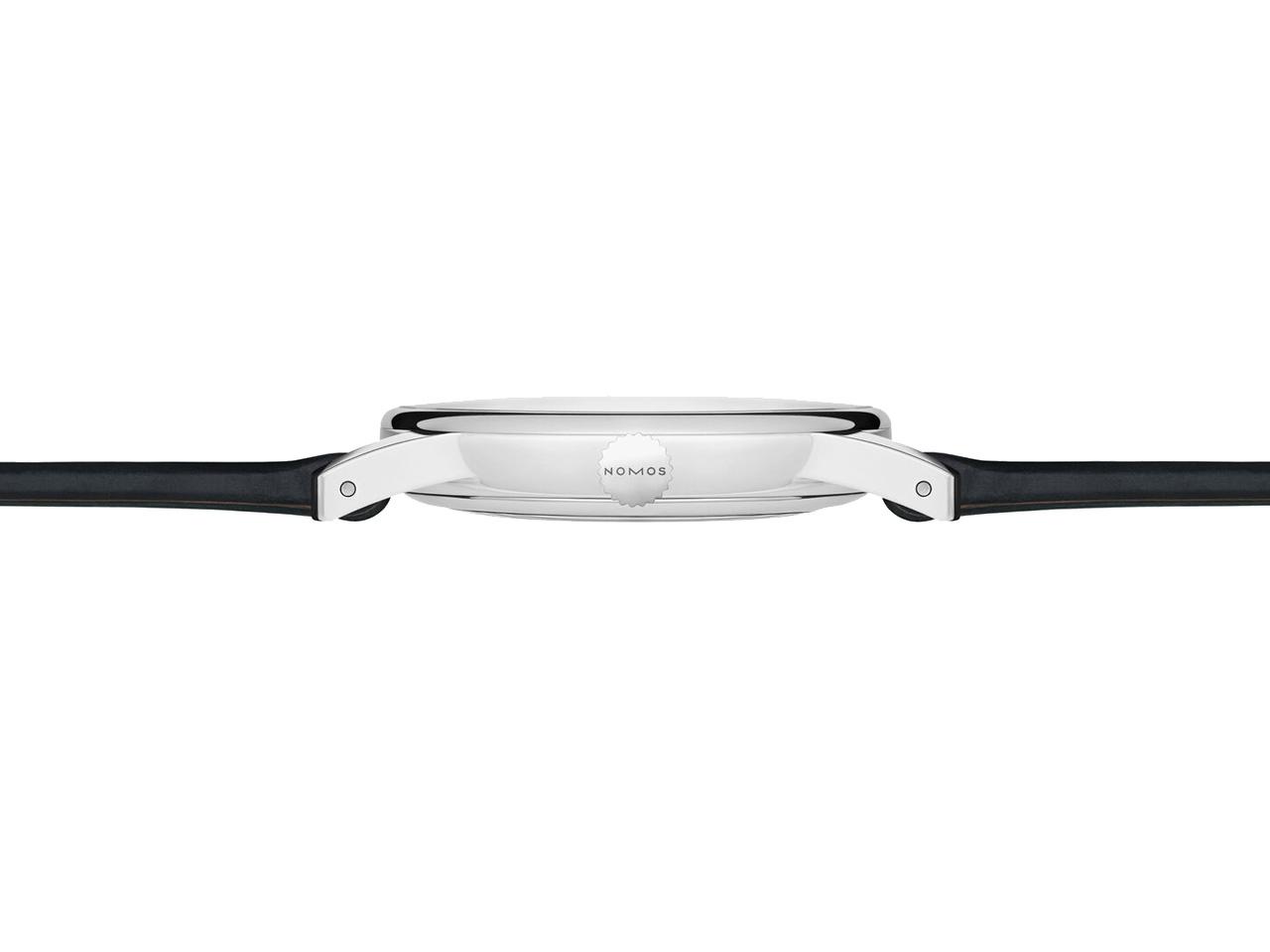 Nomos Glashütte Orion neomatik New Black Automatik Edelstahl 36mm schwarzes Zifferblatt schwarzes Lederband Glasboden – Herrenuhren Uhr ohne Datum aus Edelstahl und Leder. Das Gehäuse ist rund und silber. Das Lederarmband ist schwarz. Das Zifferblatt ist ein Index in schwarz. – Ansicht 3