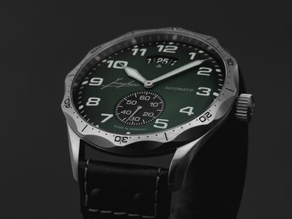 Junghans Meister Pilot Automatic Edelstahl 43mm grünes Zifferblatt schwarzes Lederband – Herrenuhren Uhr mit Datum aus Edelstahl und Leder. Das Gehäuse ist rund und grau. Das Lederarmband ist schwarz. Das Zifferblatt ist arabisch Index und grün. – Ansicht 2