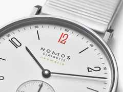 Nomos Glashütte Tangente 35 neomatik Ärzte ohne Grenzen Automatik Edelstahl 35mm weißes Zifferblatt Metallband – Damenuhren Uhr ohne Datum aus Edelstahl. Das Gehäuse ist rund und silber. Das Edelstahlarmband ist schwarz. Das Zifferblatt ist arabisch Index und silber. – Ansicht 6