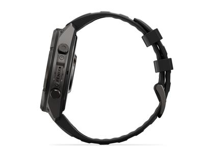 Garmin Fenix 9 Pro inReach Titan 47mm digitales Display schwarzes Silikonband – Herrenuhren Uhr Multifunktion aus Kautschuk und Titan. Das Gehäuse ist rund und schwarz. Das Kautschuk / Kunststoff / Silikon Armband ist schwarz. Das Zifferblatt ist digital und schwarz. – Ansicht 3