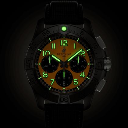 Breitling Avenger B01 Chronograph 44 Night Mission Automatik Keramik gelbes Zifferblatt schwarzes Lederband – Herrenuhren Chronograph aus Keramik, Leder und Titan. Das Gehäuse ist rund und schwarz. Das Lederarmband ist schwarz. Das Zifferblatt ist ein Index in gelb. – Ansicht 6