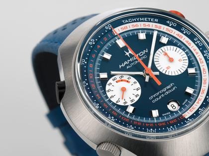 Hamilton American Classic Chrono Matic 50 Limited Edition Automatik Edelstahl 51,5 x 48,5mm blaues Zifferblatt blaues Lederband – Herrenuhren Chronograph aus Edelstahl und Leder. Das Gehäuse ist oval und silber. Das Lederarmband ist blau. Das Zifferblatt ist ein Index in blau. – Ansicht 3