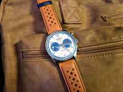 Union Glashütte Noramis Chronograph Sachsen Classic 2024 Limited Edition Automatik Edelstahl 42mm beiges Zifferblatt blaues Lederband – Herrenuhren Chronograph aus Edelstahl und Leder. Das Gehäuse ist rund und silber. Das Lederarmband ist blau. Das Zifferblatt ist arabisch Index und beige. – Ansicht 12