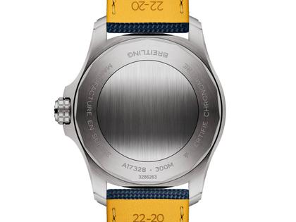 Breitling Avenger Automatik 42 Edelstahl blaues Zifferblatt dunkelblaues Lederband – Herrenuhren Uhr mit Datum aus Edelstahl und Leder. Das Gehäuse ist rund und silber. Das Lederarmband ist blau. Das Zifferblatt ist ein Index in blau. – Ansicht 4
