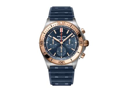 Breitling Chronomat B01 42 Automatik Edelstahl blaues Zifferblatt blaues Kautschukband – Herrenuhren Chronograph aus 750 Rotgold und Edelstahl. Das Gehäuse ist rund und silber-rotgold. Das Kautschuk / Kunststoff / Silikon Armband ist blau. Das Zifferblatt ist ein Index in blau.
