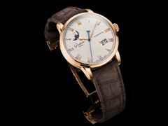 Glashütte Original Senator Excellence Panoramadatum Mondphase Automatik Rotgold 40mm silbernes Zifferblatt braunes Lederband – Herrenuhren Uhr mit Datum aus 750 Rotgold. Das Gehäuse ist rund und roségold. Das Lederarmband Kroko / Alligator ist braun. Das Zifferblatt ist römisch und silber. – Ansicht 4