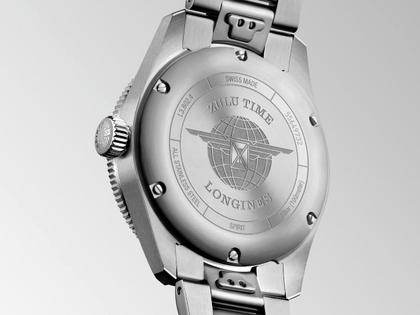 Longines Spirit Zulu Time Automatik Edelstahl 39mm schwarzes Zifferblatt Metallband – Herrenuhren Uhr mit Datum aus Edelstahl und Keramik. Das Gehäuse ist rund und silber. Das Edelstahlarmband ist silber. Das Zifferblatt ist arabisch Index und schwarz. – Ansicht 3
