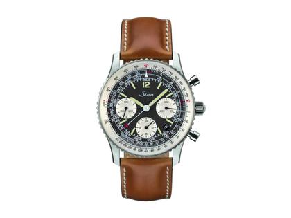 Herrenuhren Chronograph aus Edelstahl und Leder. Das Gehäuse ist rund und silber. Das Lederarmband ist braun. Das Zifferblatt ist arabisch Index und schwarz.