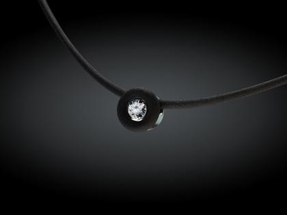 André Ribeiro Halsreif mit Anhänger Kautschuk mit Brillant 0,50 – Halsschmuck Collier aus 750 Weißgold, Kautschuk und und .