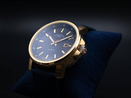 Mühle Glashütte 29er Big Bronze Edition 1994 Automatik 42,4mm blaues Zifferblatt blaues Canvasband – Herrenuhren Uhr mit Datum aus Edelstahl. Das Gehäuse ist rund und roségold. Das Textilarmband ist blau. Das Zifferblatt ist ein Index in weiß. – Ansicht 4