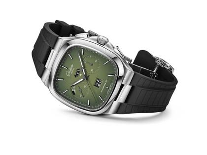 Glashütte Original Seventies Chronograph Panoramadatum Automatik Edelstahl 40mm Fab Green schwarzes Kautschukband – Herrenuhren Chronograph aus Edelstahl. Das Gehäuse ist quadratisch und silber. Das Kautschuk / Kunststoff / Silikon Armband ist schwarz. Das Zifferblatt ist ein Index in grün. – Ansicht 2
