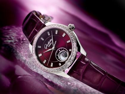 Glashütte Original Lady Serenade Luna Purpursamt Automatik Edelstahl 32,5mm violettes Zifferblatt violettes Lederband – Damenuhren Uhr ohne Datum aus 750 Weißgold, Edelstahl und Leder. Das Gehäuse ist rund und silber. Das Lederarmband Kroko / Alligator ist lila. Das Zifferblatt ist ein Index in lila. – Ansicht 9