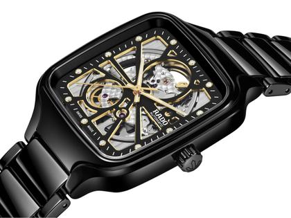 Rado True Square Open Heart Automatik Keramik 38mm schwarzes Zifferblatt schwarzes Keramikband – Herrenuhren Uhr ohne Datum aus Keramik und Titan. Das Gehäuse ist quadratisch und schwarz. Das Keramikarmband ist schwarz. Das Zifferblatt ist skelettiert und schwarz. – Ansicht 2