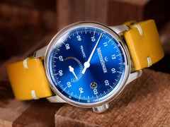 MeisterSinger Primatic Mittelblau – Herrenuhren Uhr mit Datum aus Edelstahl und Leder. Das Gehäuse ist rund und silber. Das Lederarmband ist gelb. Das Zifferblatt ist arabisch und blau. – Ansicht 2