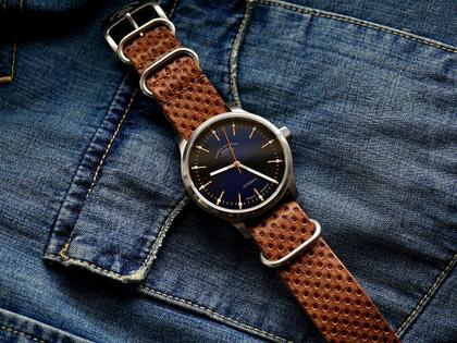 Mühle Glashütte Panova Blau Automatik Edelstahl 40mm braunes Lederband – Herrenuhren Uhr ohne Datum aus Edelstahl und Leder. Das Gehäuse ist rund und silber. Das Lederarmband ist braun. Das Zifferblatt ist ein Index in blau. – Ansicht 2