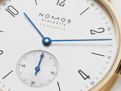 Nomos Glashütte Tangente Gold Neomatik Automatik Gelbgold 35mm weißes Zifferblatt schwarzes Lederband – Damenuhren Uhr ohne Datum aus 750 Gelbgold und Leder. Das Gehäuse ist rund und gelbgold. Das Lederarmband ist schwarz. Das Zifferblatt ist arabisch Index und weiß. – Ansicht 5