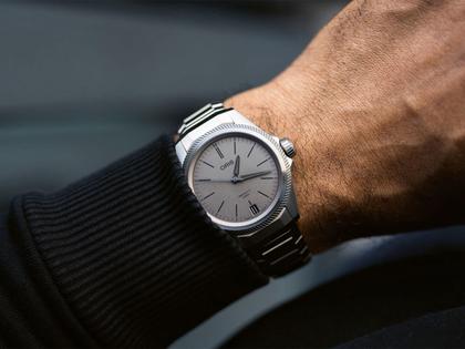 Oris Pro Pilot X Calibre 400 Automatik Titan 39mm graues Zifferblatt Metallband – Herrenuhren Uhr mit Datum aus Titan. Das Gehäuse ist rund und silber. Das Titanarmband ist silber. Das Zifferblatt ist ein Index in grau. – Ansicht 3