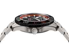 TAG Heuer Aquaracer Professional 500 Date Automatik Titan 42mm schwarzes Zifferblatt Metallband limitiert – Herrenuhren Uhr mit Datum aus Keramik und Titan. Das Gehäuse ist rund und silber. Das Titanarmband ist silber. Das Zifferblatt ist ein Index in schwarz. – Ansicht 4