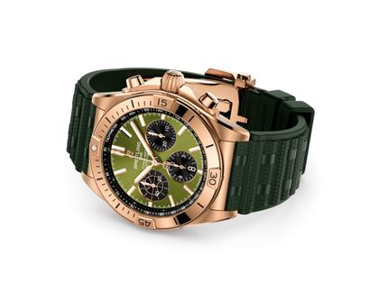 Breitling Chronomat B01 42 Giannis Antetokounmpo Automatik Rotgold grünes Zifferblatt grünes Kautschukband Limited Edition – Herrenuhren Chronograph aus 750 Rotgold und Kautschuk. Das Gehäuse ist rund und rotgold. Das Kautschuk / Kunststoff / Silikon Armband ist schwarz. Das Zifferblatt ist ein Index in grün. – Ansicht 3