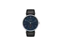Nomos Glashütte Tangente 35 neomatik Nachtblau Automatik Edelstahl 35mm blaues Zifferblatt schwarzes Lederband – Damenuhren Uhr ohne Datum aus Edelstahl. Das Gehäuse ist rund und silber. Das Lederarmband ist schwarz. Das Zifferblatt ist arabisch Index und blau.